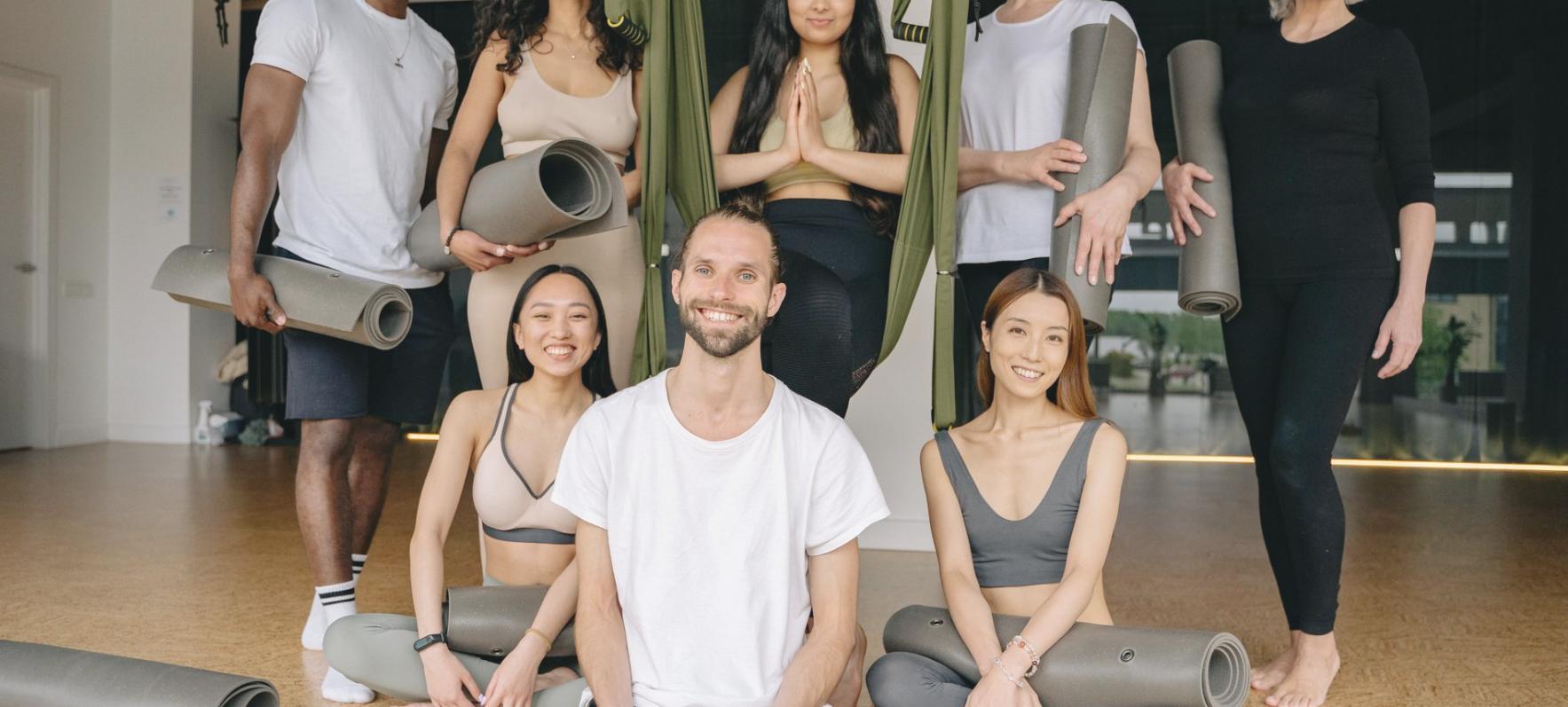 Personne pratiquant la méditation dans un environnement serein
