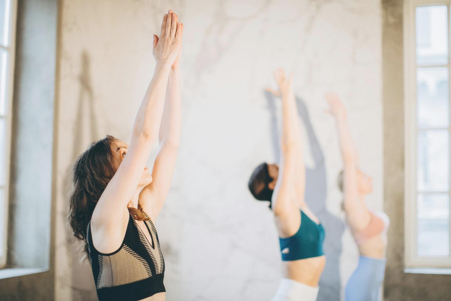 Espace de méditation paisible avec ambiance sereine